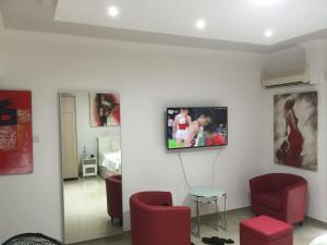 TV a/nebo společenská místnost v ubytování Paphos gardens studio suite