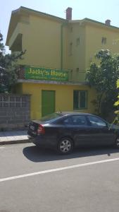 Czarny samochód zaparkowany przed budynkiem w obiekcie Jacky's House w Czernomorcu