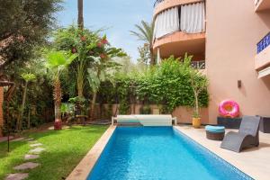 una piscina en el patio trasero de una casa en The Sapphire Apartment with Private Swimming Pool & Hot Tub - Hivernage Quarter - By Goldex Marrakech en Marrakech