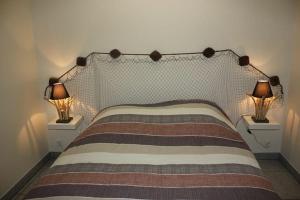 1 dormitorio con 1 cama grande y 2 lámparas en Ar baradoz, en Guiler-sur-Goyen