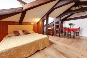 um quarto com uma cama grande e uma mesa em Ca' Badoer Attic em Veneza