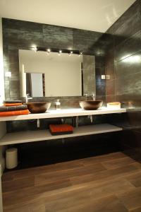 La salle de bains est pourvue de 2 lavabos et d'un miroir. dans l'établissement Le clos des etoiles, à Paray-le-Monial