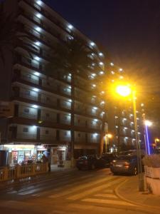 een straatlicht voor een gebouw 's nachts bij BERMUDAS-TURIS Apartamentos in Benidorm