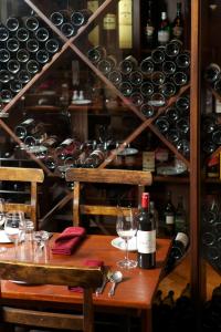 uma mesa com copos de vinho e garrafas de vinho em McMunns of Ballybunion em Ballybunion