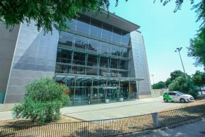 ein vor einem großen Gebäude geparkt in der Unterkunft Eurohotel Barcelona Granvia Fira in Hospitalet de Llobregat