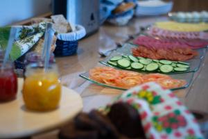 - une table avec des assiettes de nourriture et de boissons dans l'établissement Glacier World - Hoffell Guesthouse, à Hoffell