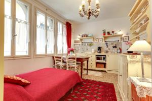 A kitchen or kitchenette at Ca' Badoer Frari