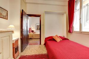 A bed or beds in a room at Ca' Badoer Frari