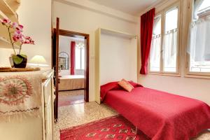 A bed or beds in a room at Ca' Badoer Frari