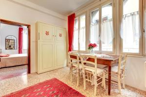 A bed or beds in a room at Ca' Badoer Frari