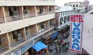 mit Blick auf eine Stadtstraße mit einem Hotel in der Unterkunft Hotel Vardaan in Kankhal