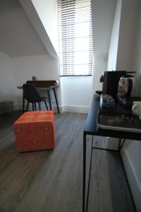 a room with a desk and a table with a stool at Le clos des etoiles in Paray-le-Monial