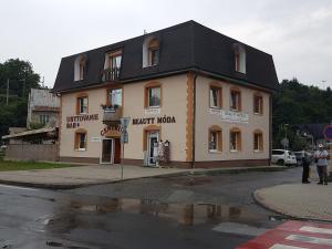 O edifício em que a casa de hóspedes se localiza