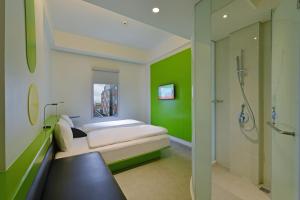 Bilik mandi di POP! Hotel Solo