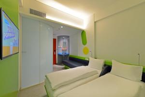 Katil atau katil-katil dalam bilik di POP! Hotel Solo