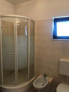 Ένα μπάνιο στο Pensiunea La Răducu +15 φωτογραφίες