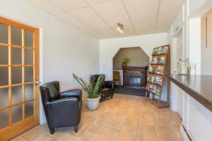 a living room with two chairs and a table at Auberge des Berges in Saint-Félicien