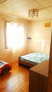 ノヴォミハイロフスキーにあるApelsinの窓付きの部屋にベッド付きのベッドルーム1室があります。