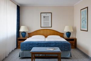 Postel nebo postele na pokoji v ubytování Dorint Parkhotel Meißen + 37 fotografií