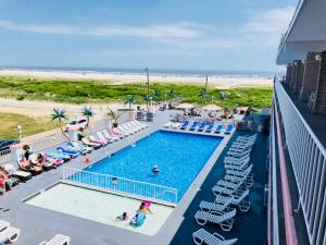 Bazén v ubytování Olympic Island Beach Resort nebo v jeho okolí