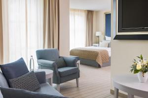 TV a/nebo společenská místnost v ubytování Dorint Parkhotel Meißen