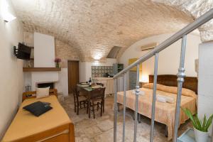 1 dormitorio con 1 cama y 1 mesa en una habitación en Casa Villani Guest House Ostuni, en Ostuni