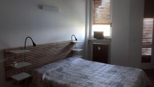 - une chambre dotée d'un lit avec deux lumières dans l'établissement Casa Laura, à Dormelletto