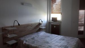 Un dormitorio con una cama con dos luces. en Casa Laura, en Dormelletto