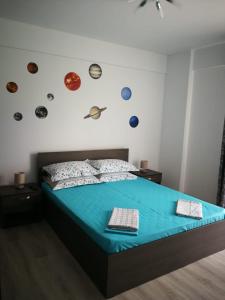 ママイア・ノルドにあるPorto del Mar Apartmentのベッドルーム1室(壁に惑星のベッド1台付)