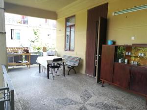 Rõdu või terrass majutusasutuses Guest house of Givi