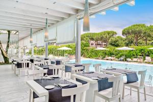 佛羅倫斯的住宿－佛羅倫薩假日酒店，一间带桌椅的餐厅和一个游泳池