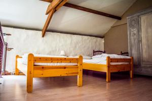 Grimbiémont的住宿－銳泰利度假屋，一间卧室,卧室内配有一张木床