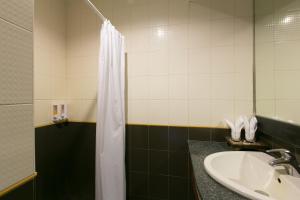 a bathroom with a sink and a shower at Thongtakian Resort in Lamai