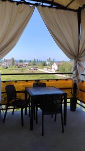 a table and chairs with a view of a train at Ararat House in Tsandrypsh