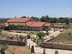 a house with a garden and a fence at La Venta de los Arribes in Formariz