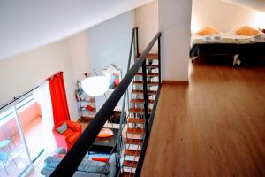 コスタ・ダ・カパリカにあるAroeira Golf&Beachの階段と二段ベッドが備わる客室です。