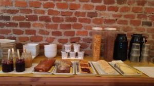 una mesa cubierta con diferentes tipos de pan y condimentos en Agriturismo Tetto Garrone, en Cuneo