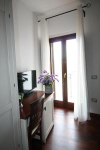 Zimmer mit einem Schreibtisch, einem Computer und einem Fenster in der Unterkunft Al Vicolo del Cilento in Felitto