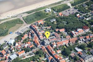 an aerial view of a city with a yellow smiley face on top at Hotel Bommelje in Domburg