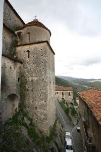 ein altes Schloss mit Autos auf einer Straße geparkt in der Unterkunft Al Vicolo del Cilento in Felitto