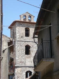 stary kamienny budynek z wieżą zegarową w obiekcie Al Vicolo del Cilento w mieście Felitto