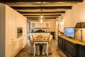 代森扎諾－德爾加達的住宿－La Vite 2.0 apartments，一间带桌子的厨房和一间餐厅