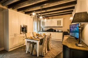 a kitchen with a table and chairs in a room at La Vite 2.0 apartments in Desenzano del Garda