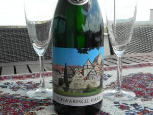 シュヴェービッシュ・ハルにあるApartment Schwäbisch Hallのワイン1本(グラス2杯付)