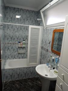 コンペタにあるCasa del Solのバスルーム(バスタブ、シンク、シャワー付)