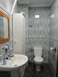 コンペタにあるCasa del Solのバスルーム(トイレ、洗面台付)