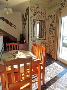 孔佩塔的住宿－Casa del Sol，一间带木桌和椅子的用餐室