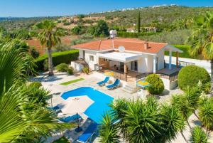 - une vue aérienne sur une maison avec une piscine dans l'établissement Villa Chrystalla, à Neo Chorio