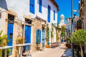 une rue dans la vieille ville de dubrovnik en croatie dans l'établissement Villa Chrystalla, à Neo Chorio