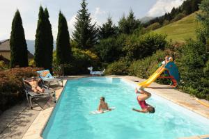un grupo de personas jugando en una piscina en Landhotel Stofflerwirt, en Sankt Michael im Lungau
